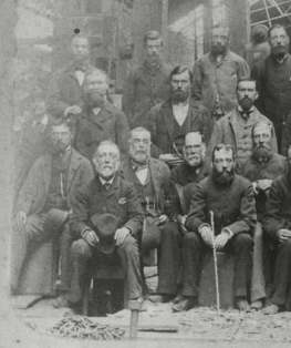 Джон Юз и английский рабочие в механическом цехе завода. 1890 г.