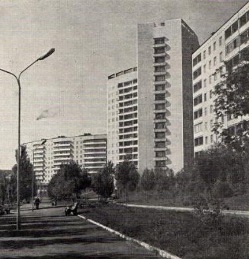 Пешеходный бульвар Школьный в жилом районе на территории бывшего поселка Семеновка