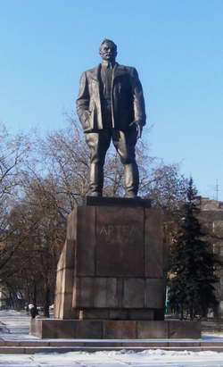 Памятник Сергееву Федору Андреевичу (Артему) на одноименной улице Донецка