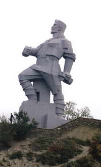 Памятник Сергееву Федору Андреевичу (Артему) на одноименной улице Донецка