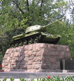 Памятник гвардии полковнику Францу Андреевичу Гринкевичу установлен в сквере Театральной площади Донецка