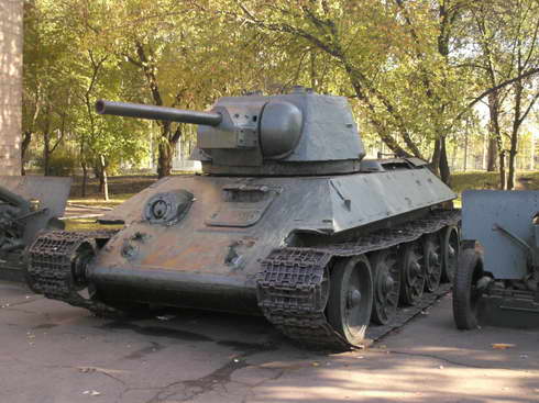 Легендарный танк Т–34 Гринкевича. Установлен возле Областного краеведческого музея.