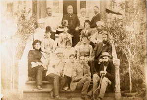 Джон Юз со своей семьей. 1889 г.