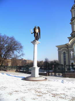 Бронзовая статуя Архистратига Михаила у входа в Свято-Преображенский кафедральный собор