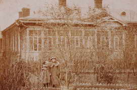 Дети в саду дома. Юзовка, 1903 г.