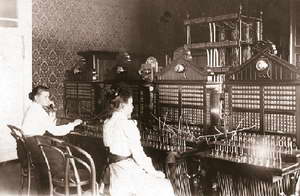 Телефонистки за коммутаторами. Ярославль, 1904 год