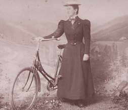Велосипедистка начала XX века