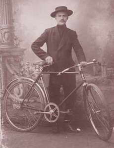 Мужчина с велосипедом