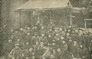 Группа рабочих возле доменной печи Юзовского металлургического завода. 1914 год