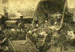 Разгрузка кокса на Юзовском металлургическом заводе. 1914 год