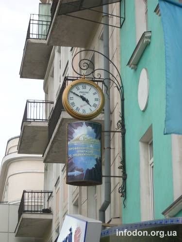 Часы на улице Артема
