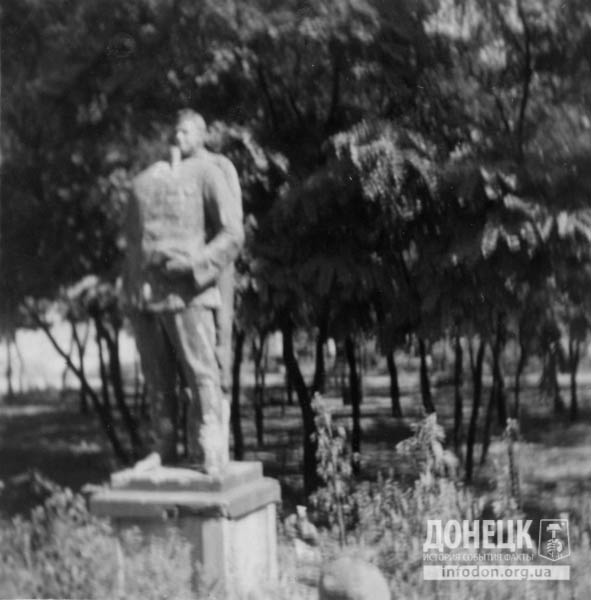 15 1941-42 немец на памятнике Сталину-2