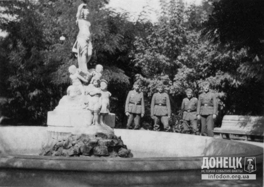 16   1942  оккупанты у фонтана-2