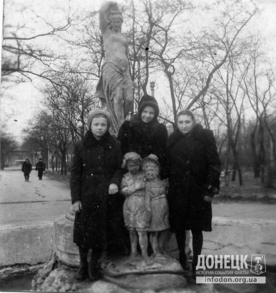 22. 1951 год. Фото на память в фонтане