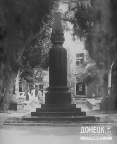 27  1974 август вид памятника с тыльной стороны-2