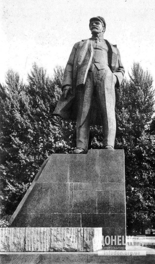 Памятник В. И. Ленину на площади его имени
