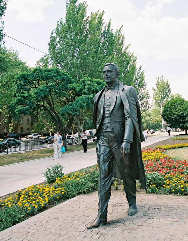 Памятник Кобзону в Донецке