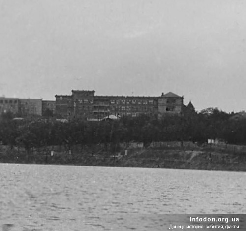 1942 год. Вид из парка на 2-й корпус (на заднем плане)