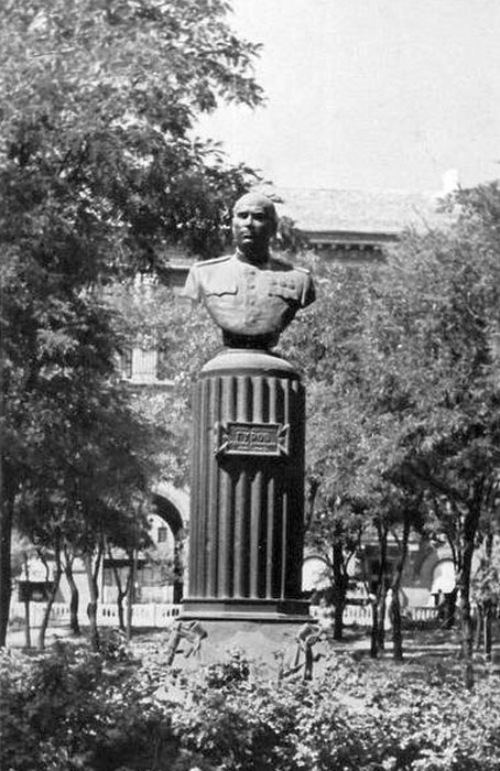 Памятник на могиле К.А. Гурову. Фото 50-х годов.