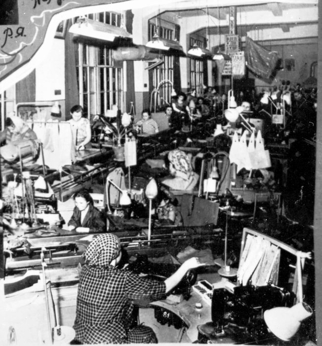 Фото 5 Пошивочный цех фабрики в 1960 году Фото 1