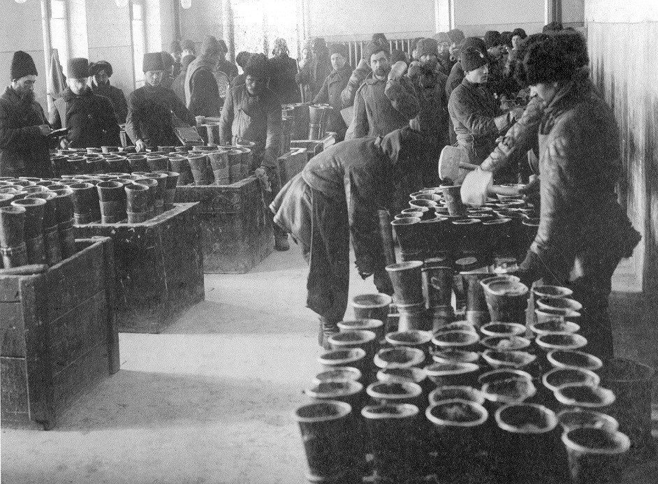 Заливка корпусов снарядов тротилом в снаряжательной мастерской, 1915 год