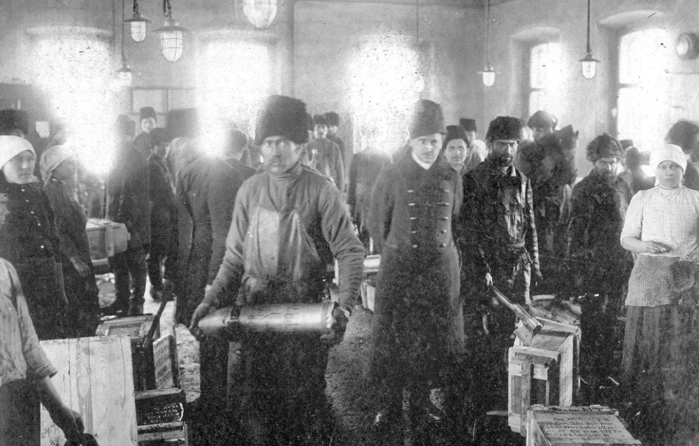 Распаковка ящиков со снарядными корпусами в саряжательной мастерской, 1915 год