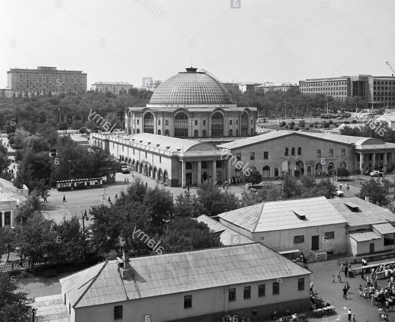 a-collective-farm-market-in-donetsk-B9FP8P