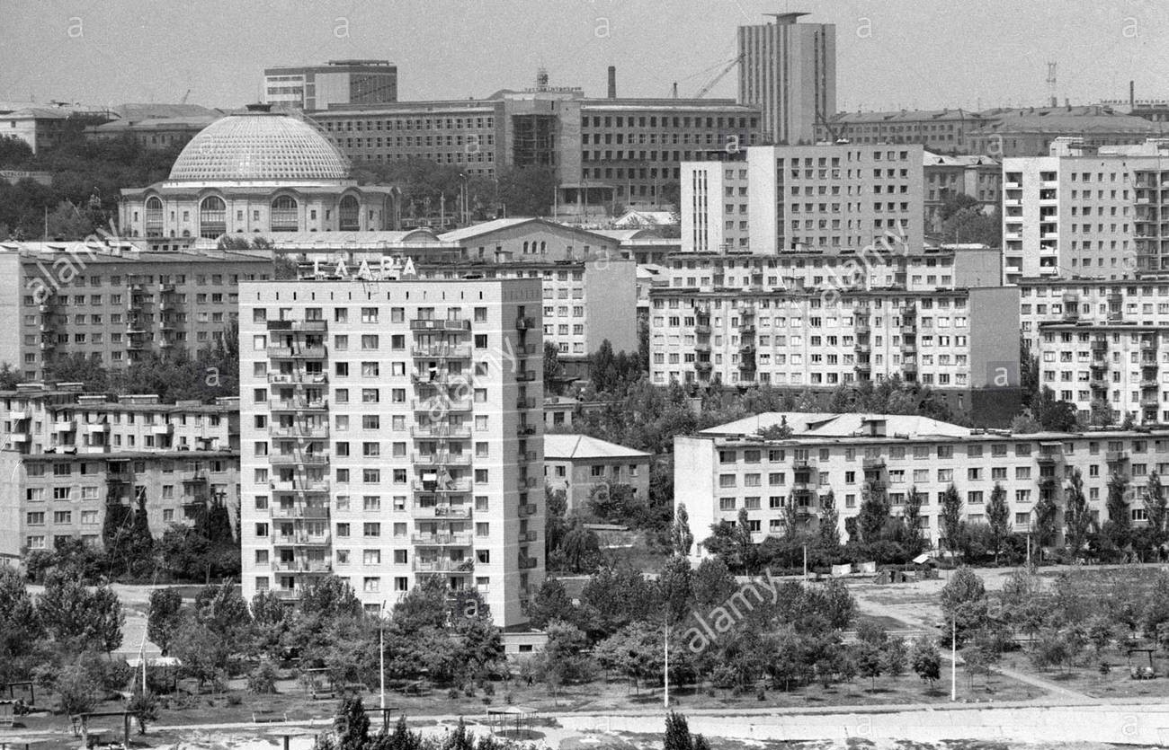 a-panorama-of-donetsk-ukrainian-coal-mining-city-B9FYFK