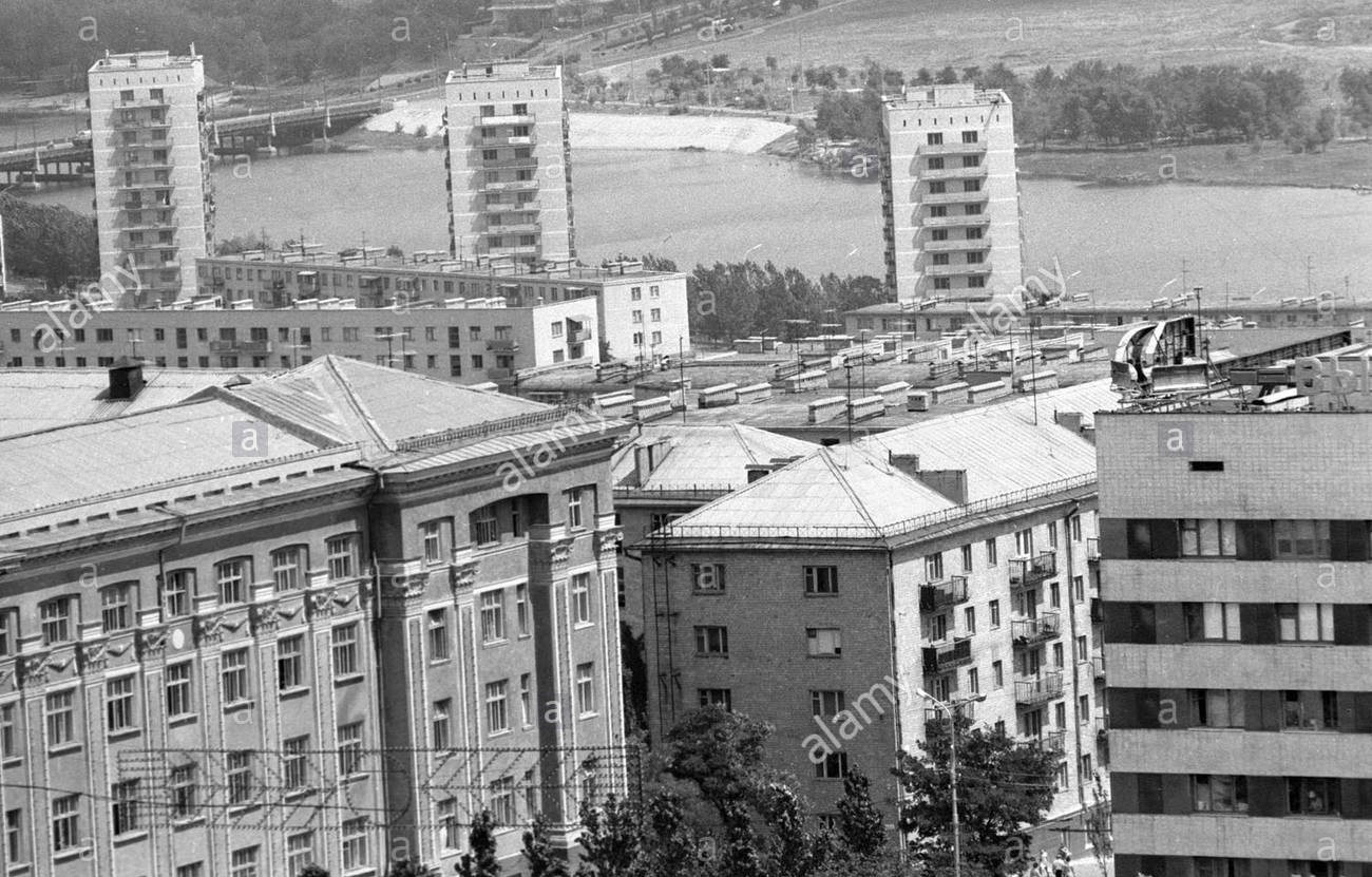 embankment-street-in-donetsk-ukraine-B9FYFW