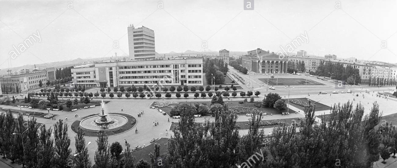 lenin-square-in-donetsk-B9EPNE