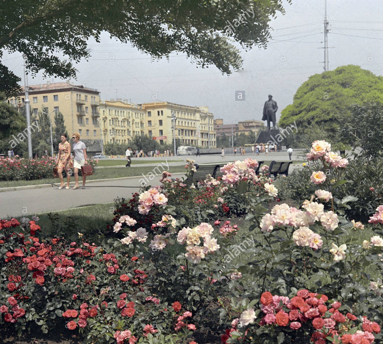 lenin-square-in-donetsk-B9FTGX