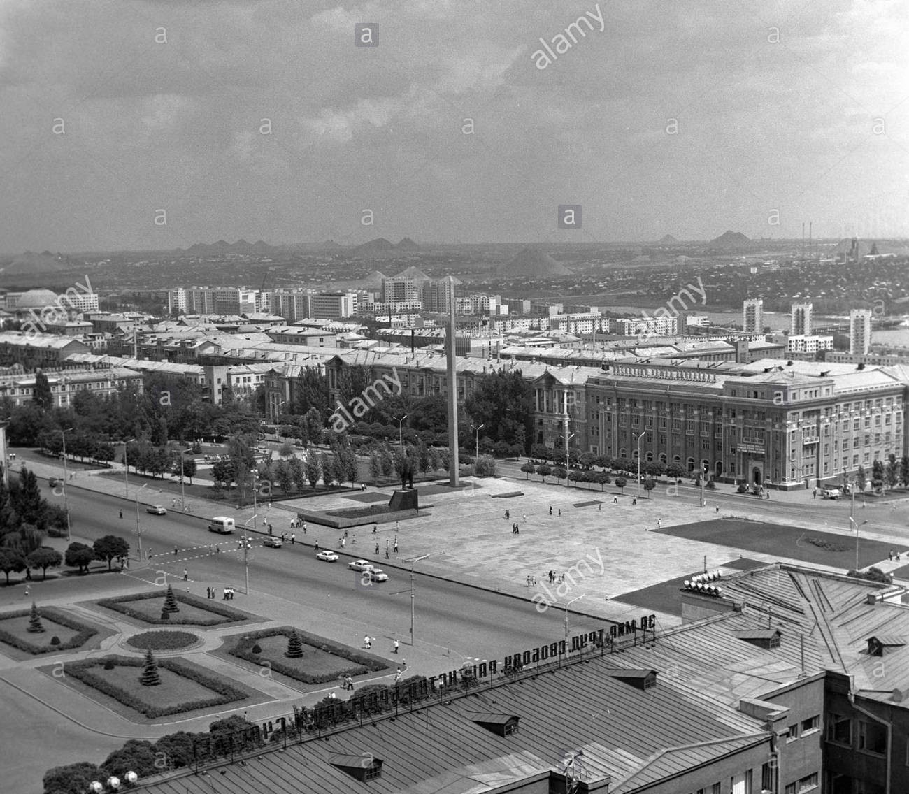 lenin-square-in-donetsk-B9FTH9