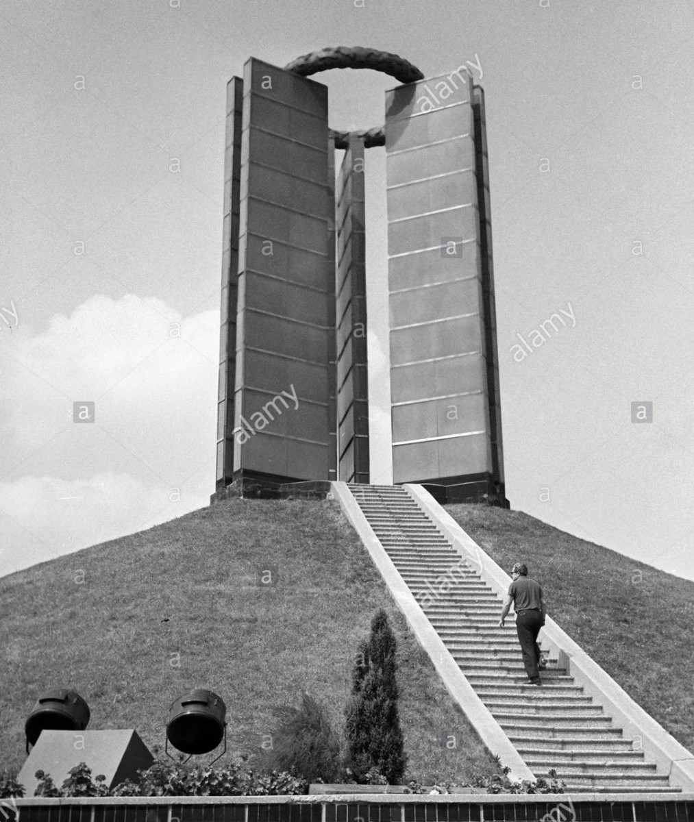 monument-to-nazi-victims-in-donetsk-ukraine-B9FT79