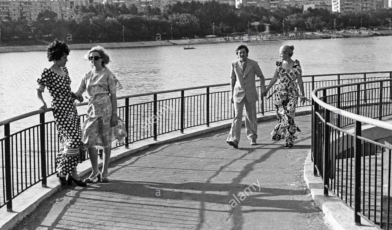 residents-of-donetsk-strolling-along-the-embankment-B9EJXP