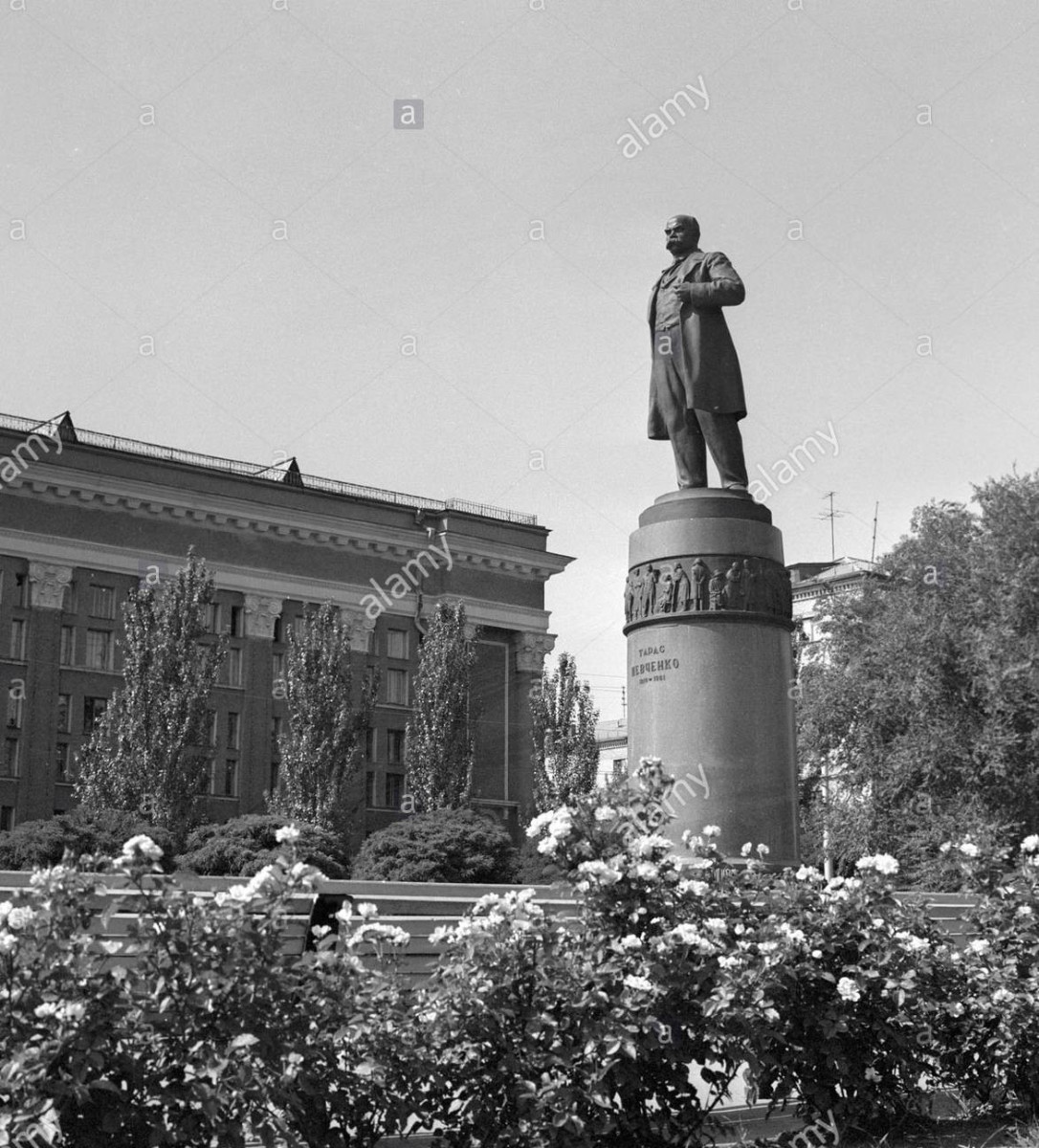 taras-shevchenko-monument-in-donetsk-ukraine-B9FTF2