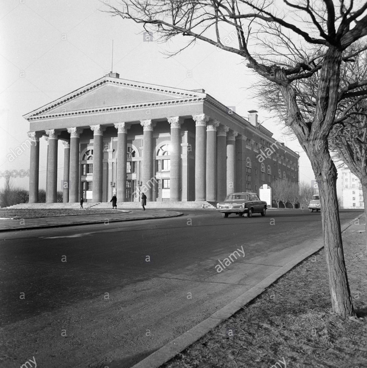 the-artem-drama-theater-in-the-city-of-donetsk-B9F3C7