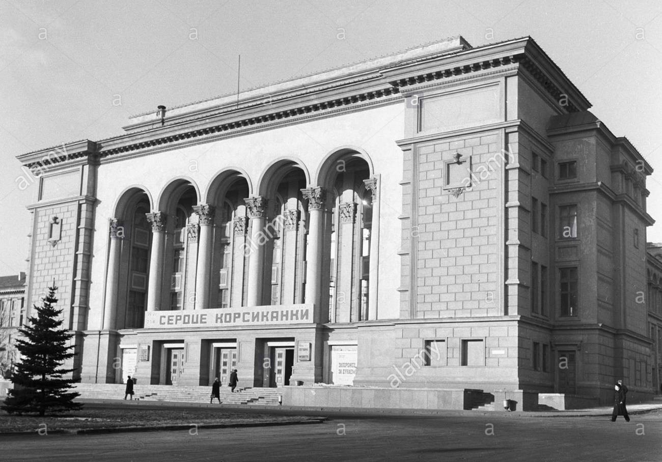 the-russian-state-opera-and-ballet-theater-in-the-city-of-donetsk-B9F3CA