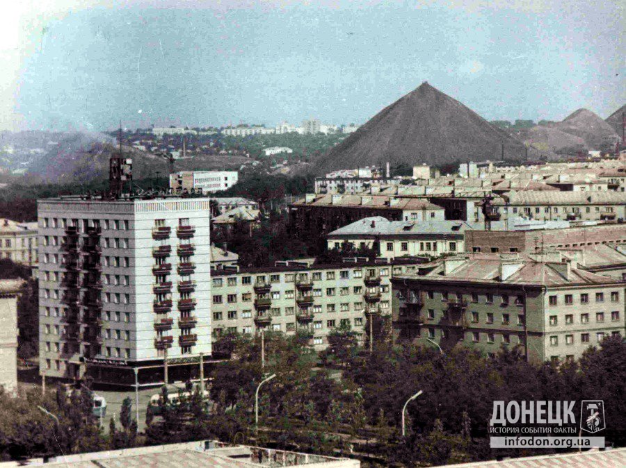 Вид на магазин «Изумруд» (пересечение ул. Университетской и пр. Мира). Донецк, конец 1960-х
