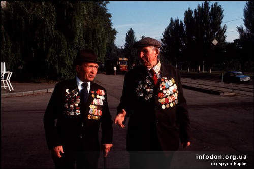 Ветераны возвращаются домой после после торжеств на площади Ленина, Донецк, 1988