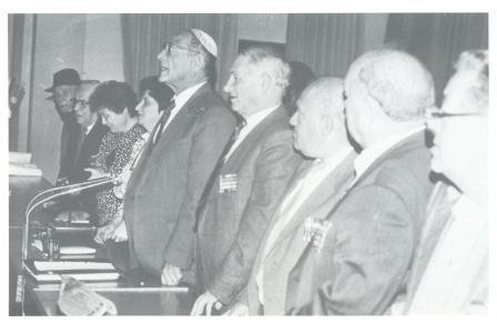 Во время встречи с еврейской общественностью Донецка. Почётный президиум, пятый справа Михаэль Шашар. Осень 1990 года