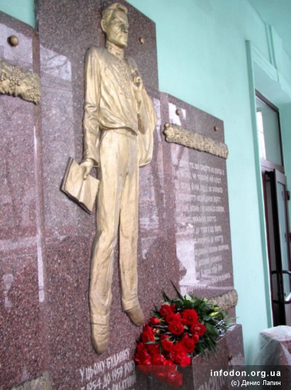 Цветы возле мемориальной доски Василия Стуса