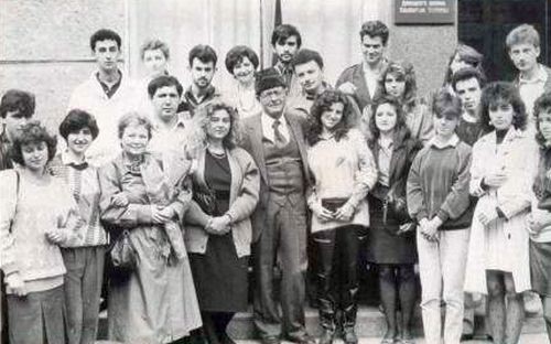 С еврейской молодёжью Донецка у входа в здание коммунистической партии.  В центре Михаэль Шашар. Осень 1990 года.