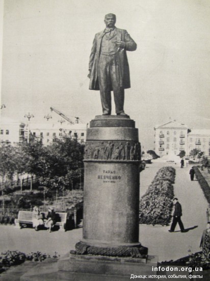 Новому бульвару, пересекающему центр с запада на восток, присвоено имя Тараса Григорьевича Шевченко. Здесь воздвигнут памятник великому украинскому поэту.
