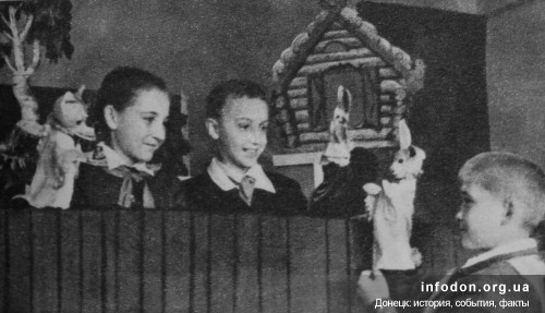 Дети горняков Алла Науменко, Юра Николюкин и Валя Науменко с радостью готовятся к новому представлению? Сталино, 1960