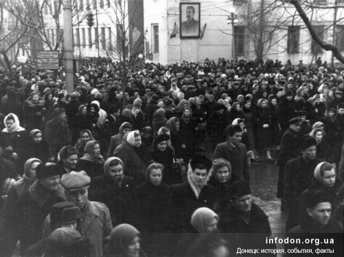 Множество людей на центральной улице, март 1953 года