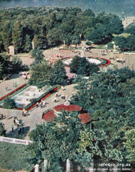 Крыша павильона Отдых на фоне главной аллеи парка Щербакова. Сталино, 1950-е
