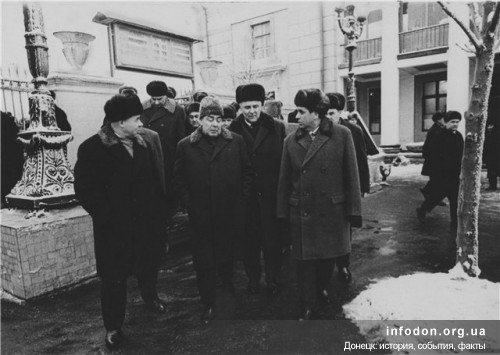 1967 г. Л.Брежнев, Дегтярев и Щербицкий у здания Донецкого вокзала