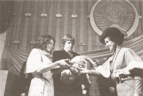Торжественный момент поздравления семьи миллонного жителя города Донецка, 1978
