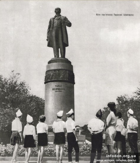 Возле памятника Шевченко