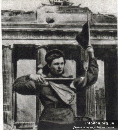 Хозяйка Бранденбургских ворот — так называли воины Советской армии Лидию Андреевну Овчаренко. В знаменательные дни победы над фашизмом она была в Берлине военной регулировщицей